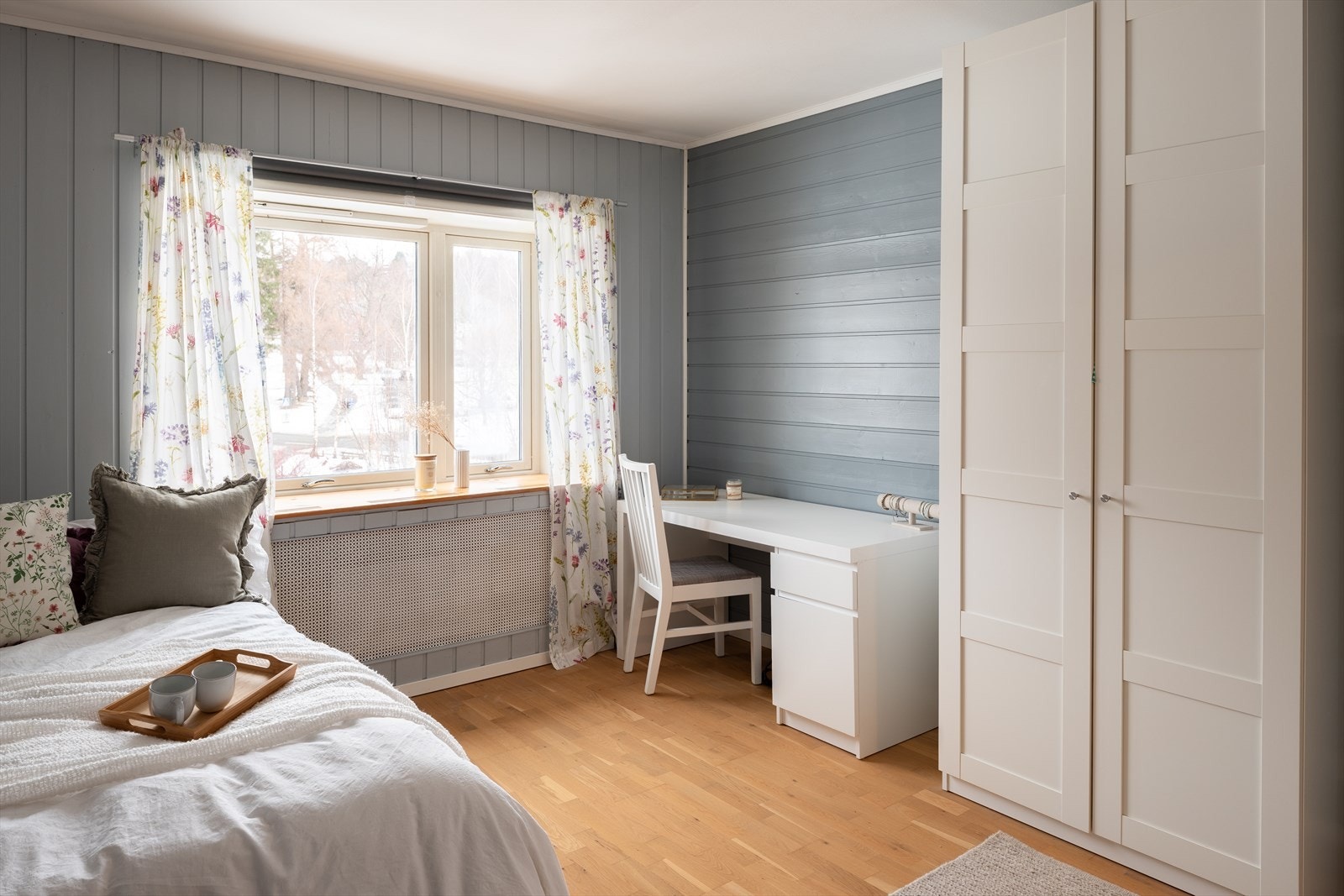 Her er det god plass til ønsket møblement som dobbeltseng og kontorplass. Galleribilde