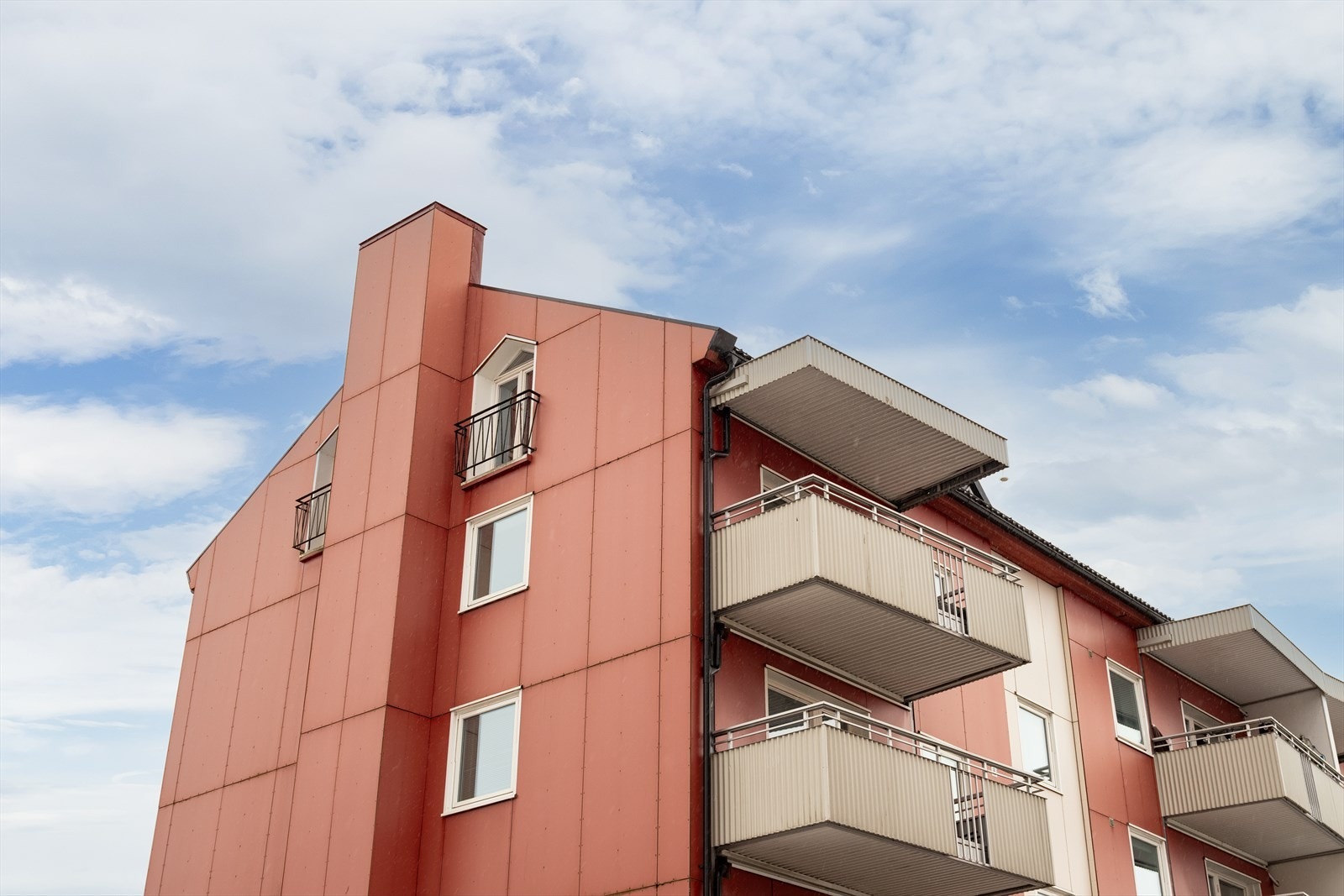 Topp- og hjørneleilighet gjør at man har en av aksjelagets beste beliggenheter, samt at man har lysinnslipp fra 3 sider. Det er ingen dokumentavgift eller forkjøpsrett ved kjøp Galleribilde