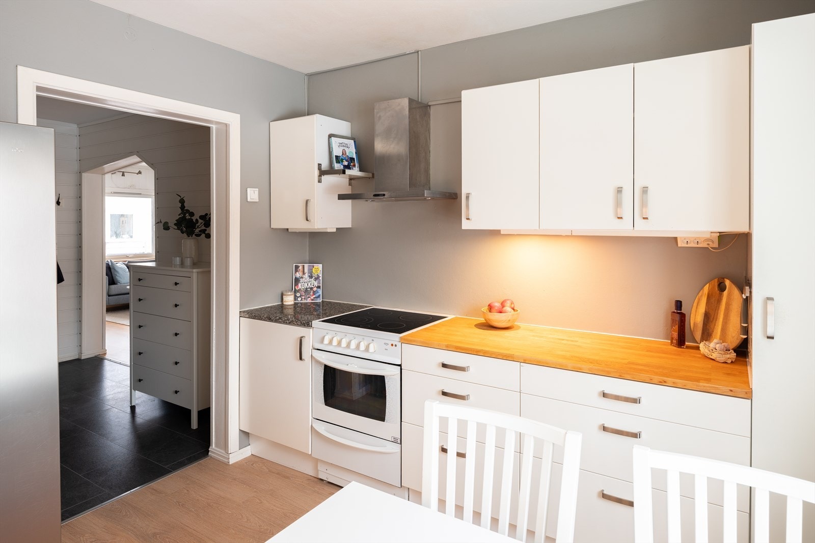 Praktisk kjøkkenløsning med gode oppbevaringsmuligheter i skuffer, skap og på benk. Galleribilde