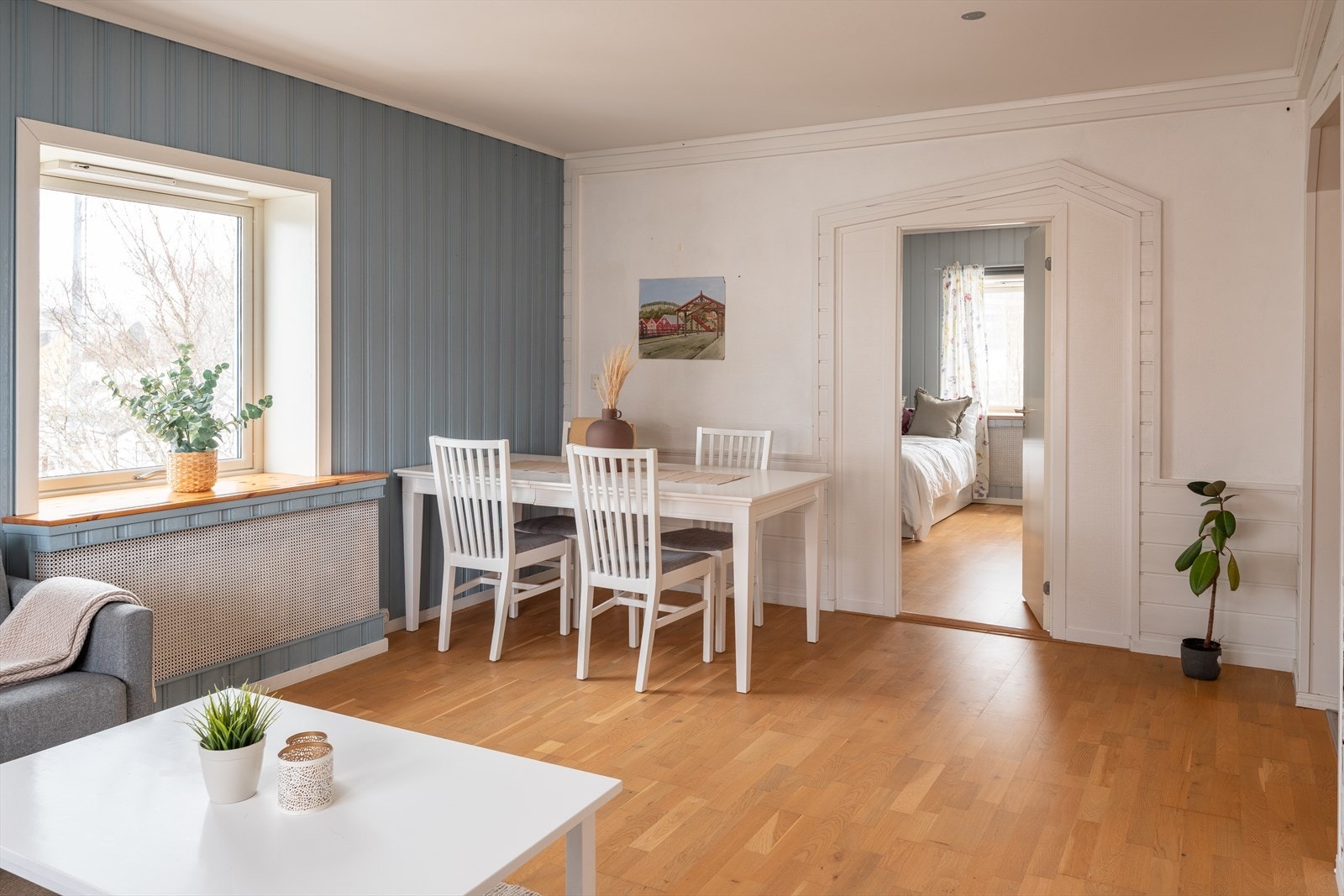 I stuen er det god plass og flere møbleringsmuligheter, slik at du kan innrede med både sitte- og spisegruppe. Galleribilde