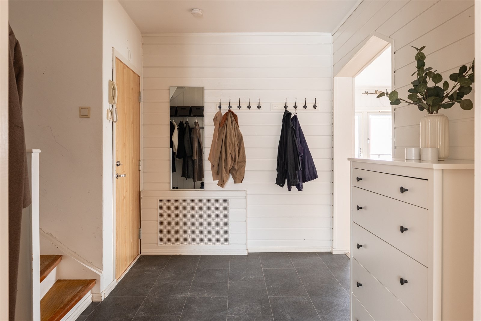 Romslig og innbydende entré som har godt med plass for oppbevaring av ytterklær og sko både hengende og i kommode. Egen bod, felles vaskerom og sykkelbod i kjeller. Galleribilde