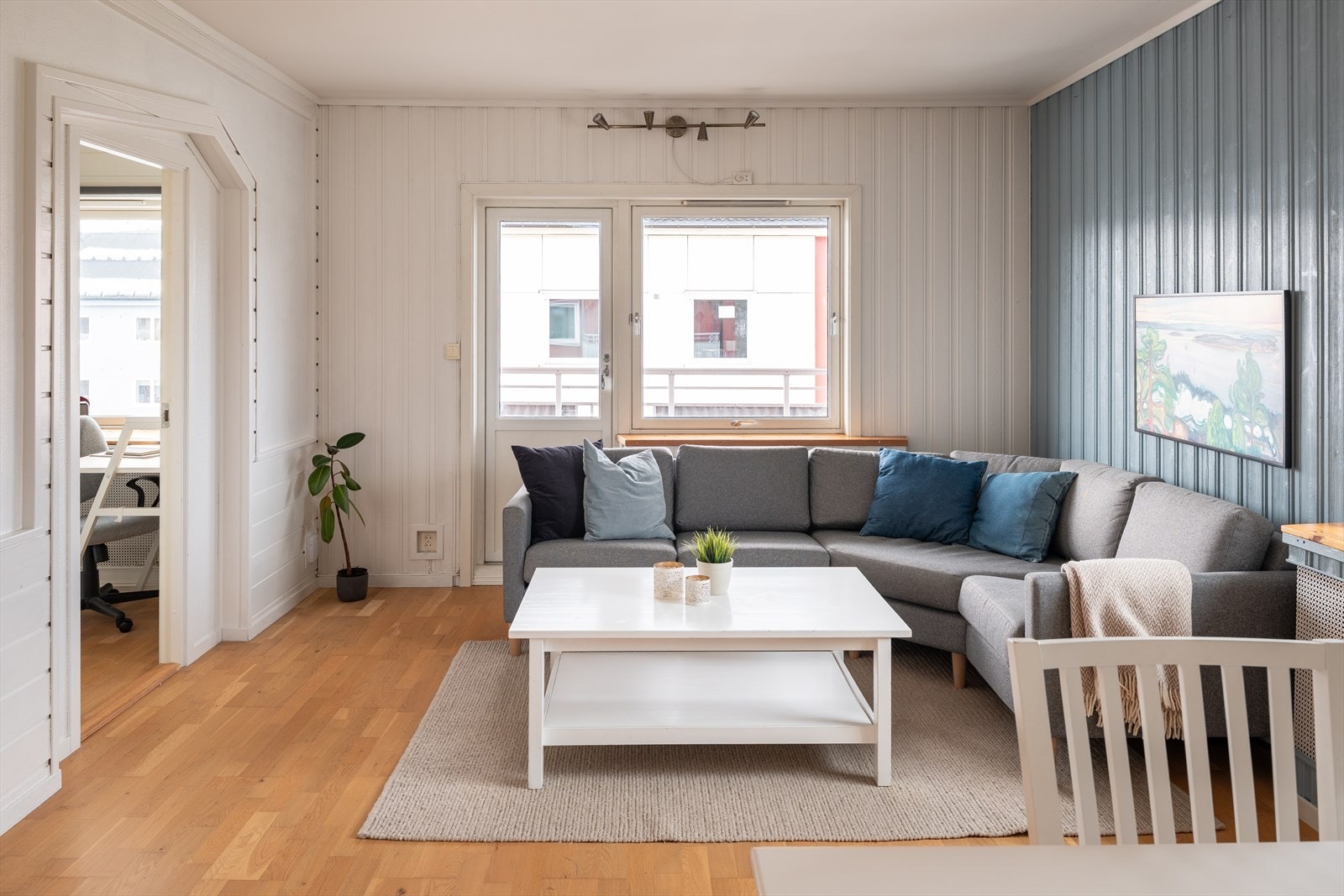 På leilighetens første plan finner du en lys og romslig stue på 20 m². Galleribilde