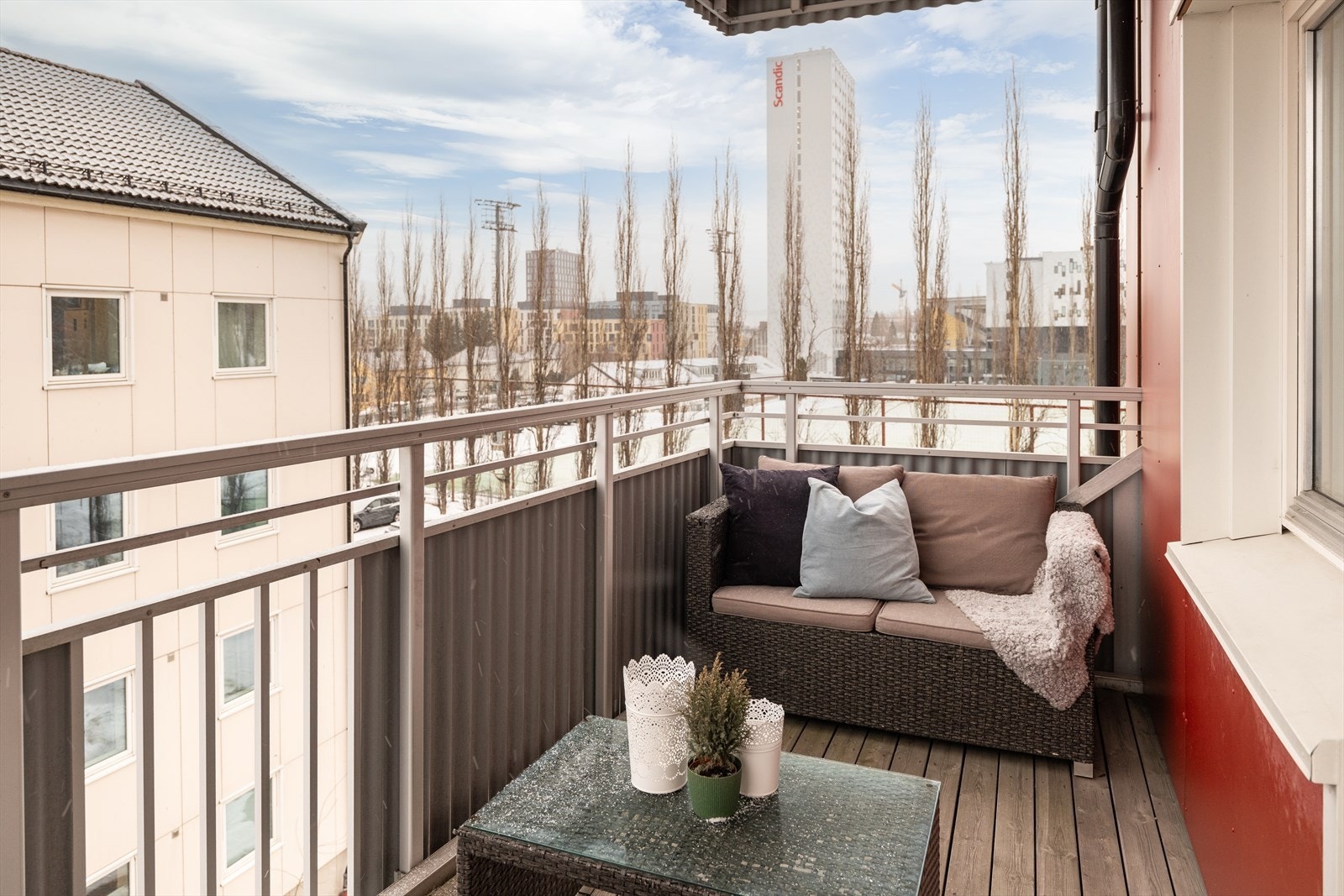 Fra stuen er det utgang til privat balkong i vestvendt retning med gode solforhold fra 12-22 på sommerstid ifølge selger. Galleribilde