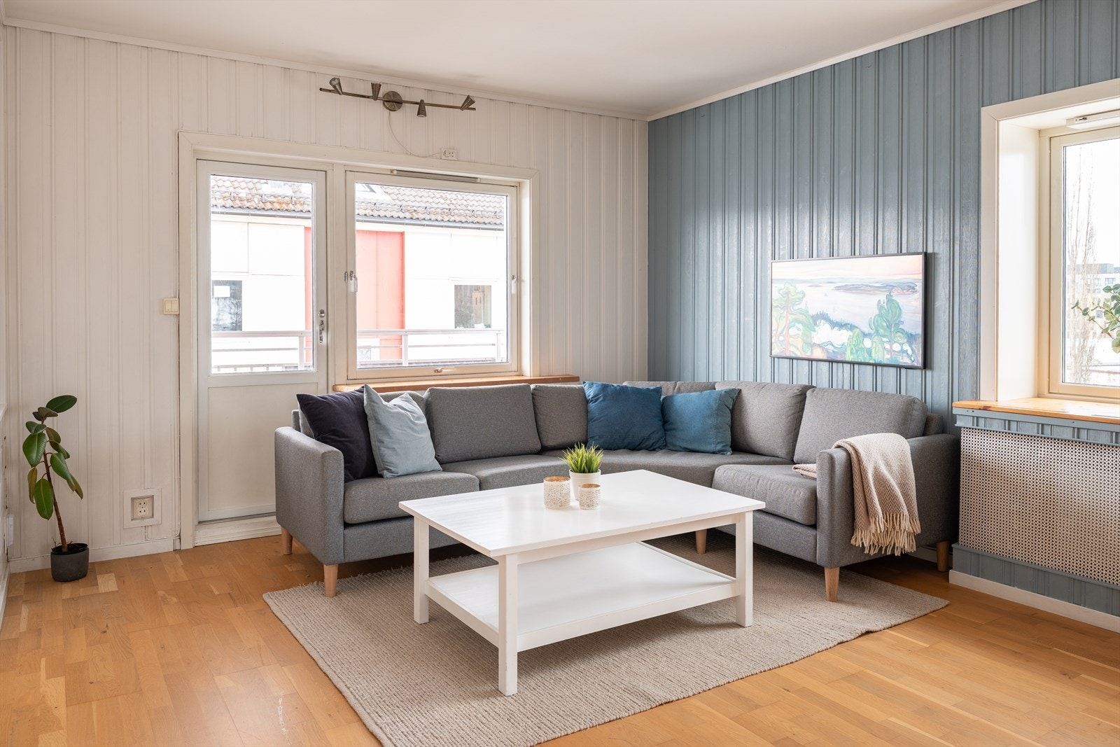 Velkommen til Klæbuveien 141A, en lys og innbydende 5-roms toppleilighet på sentrale og attraktive Lerkendal. Leiligheten strekker seg over to plan, og inneholder blant annet fire soverom. Foto: Eivind Mølnå. Galleribilde