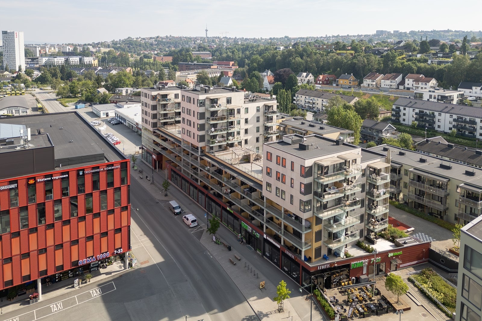 Nærmeste dagligvarehandel er Kiwi og Rema 1000 som ligger innenfor gangavstand fra leiligheten. Like ved matbutikkene finner du også Kompis Sorgenfri. Galleribilde