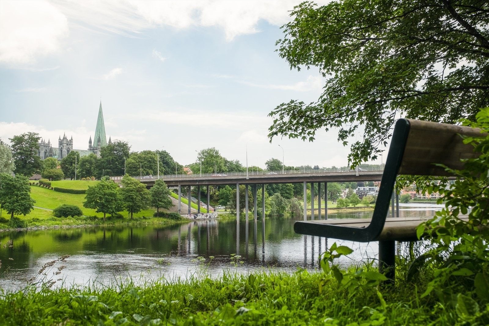 For den som liker å være ute, byr nærområdet på flotte turmuligheter langs den idylliske elvepromenaden. Like ved finner du Høyskoleparken og Marinen - populære samlingssteder om sommeren for soling, grilling og ballspill. Galleribilde
