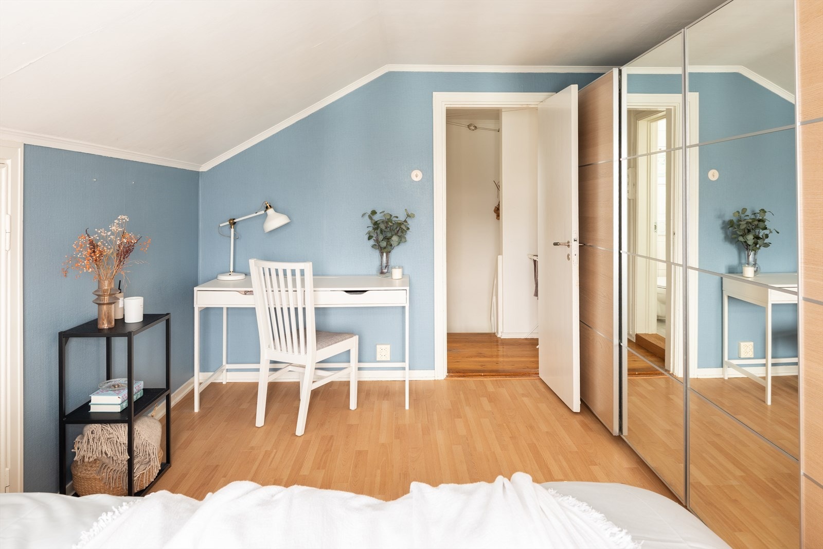 Soverommet har god plass til dobbeltseng, romslig garderobeløsning og kontorplass. Det er også adkomst til ett av leilighetens kneloft med oppbevaringsmuligheter. Galleribilde