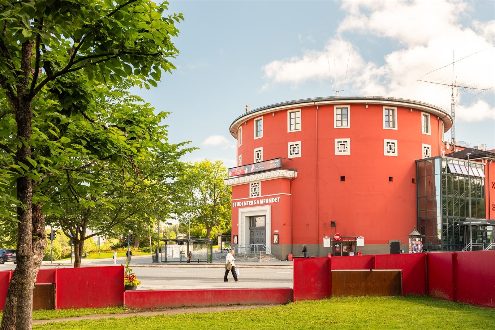 Studentersamfundet ligger også like i nærheten. Her arrangeres konserter og festivaler året rundt, noe som gjør det til et populært møtested for studenter. Ved samfundet passerer også en rekke av byens busser fra tidlig morgen til sent på kveld. Galleribilde