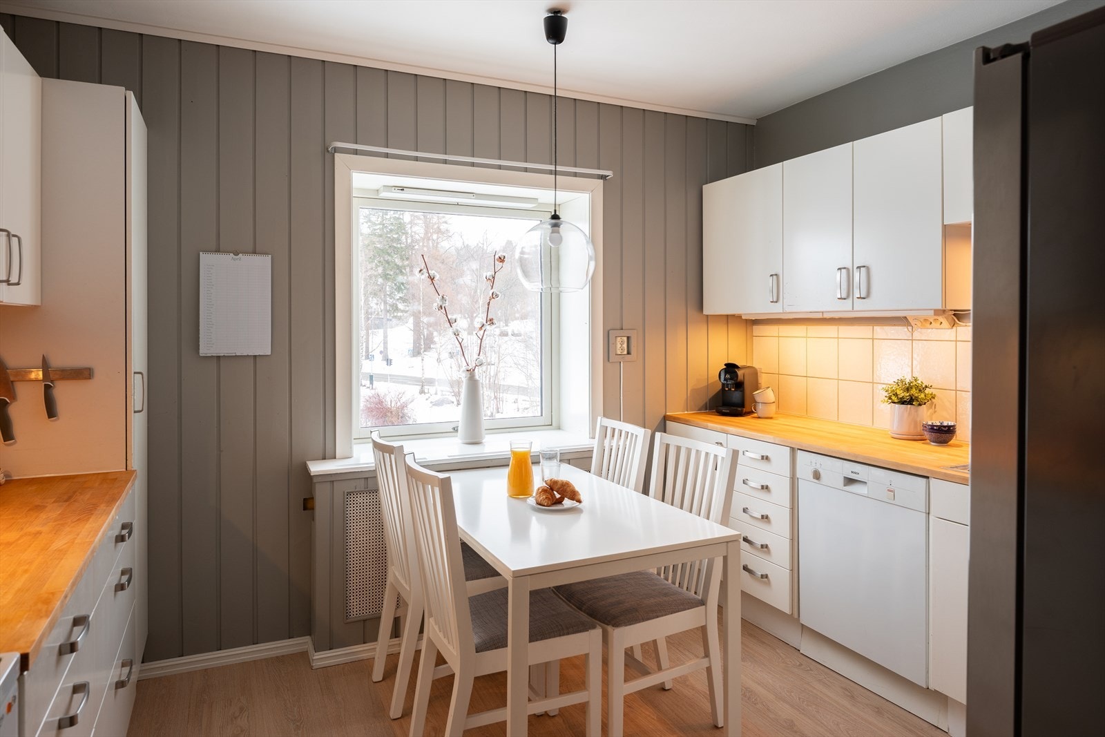 Videre inn i leiligheten finner du et pent og lyst kjøkken i adskilt rom, hvor det også er plass til en spisegruppe. Galleribilde