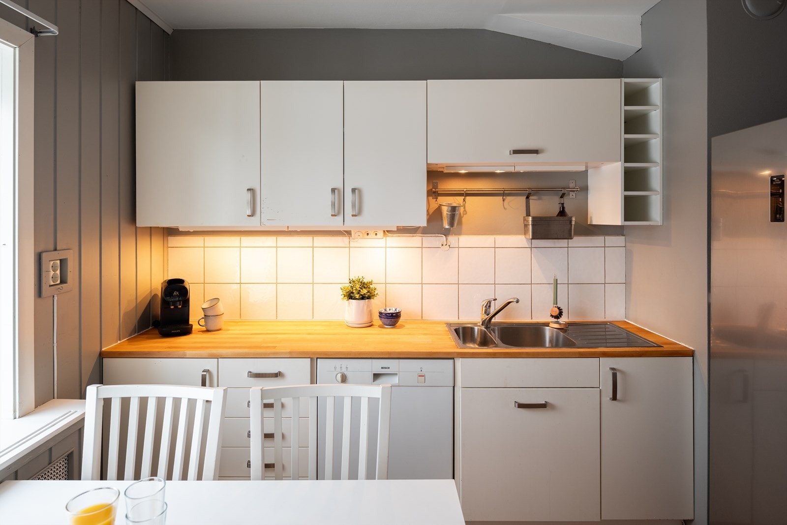 Hvitevarer som stekeovn, ventilator, kjøleskap og oppvaskmaskin medfølger handelen. Galleribilde