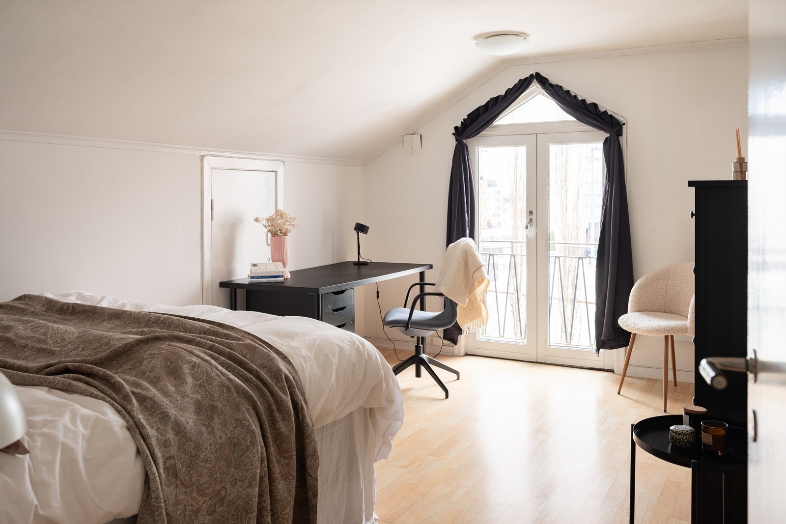 Her finnes innebygget garderobeløsning, og adgang til leilighetens andre kneloft. Det er også utgang til en fransk balkong. Galleribilde