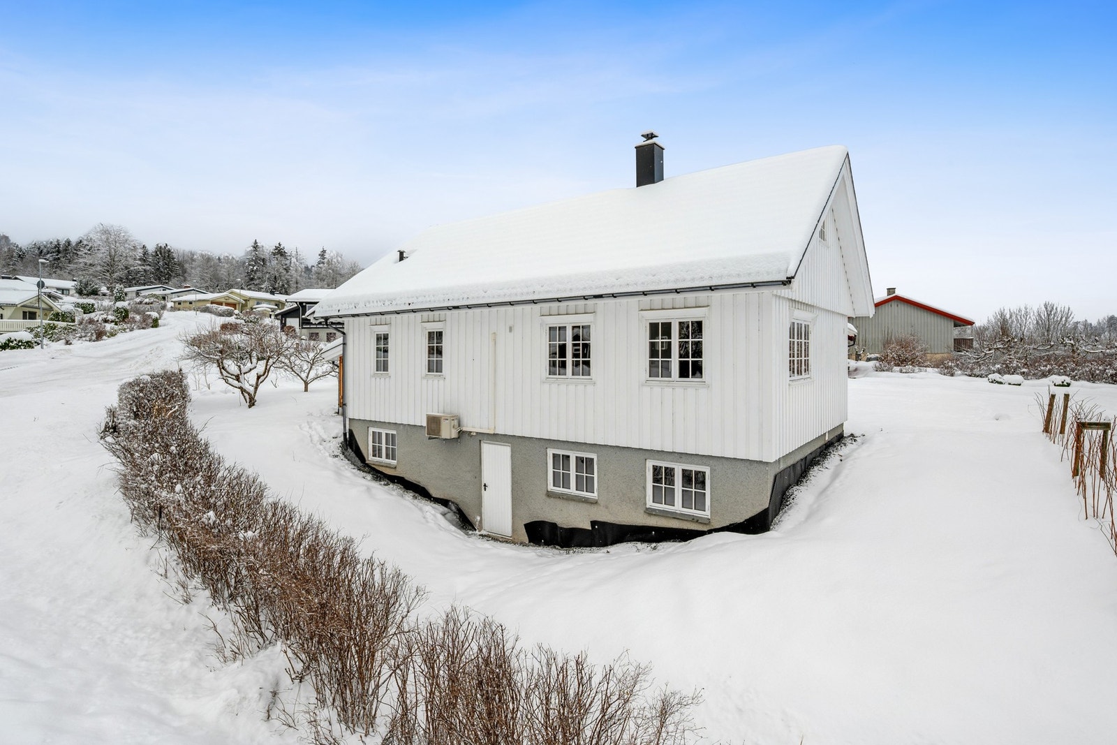 Planering vil bli gjort ferdig av selger (nylig drenert rundt boligen). Galleribilde