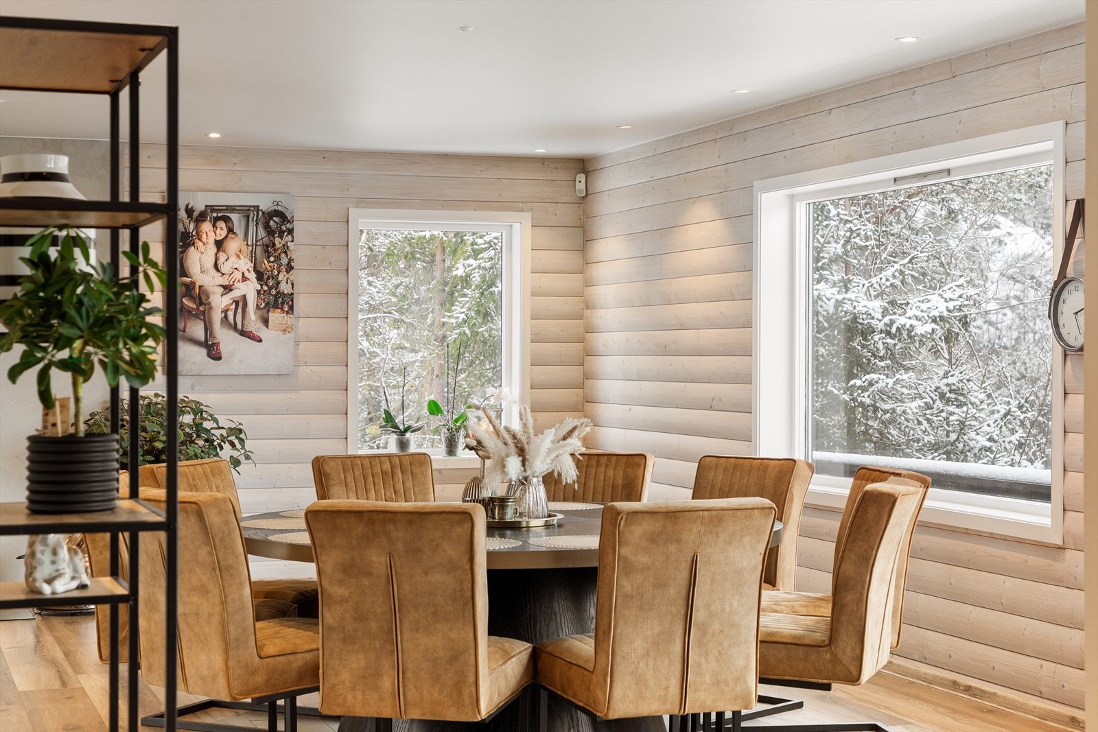 De store vindusflatene bidrar til godt med naturlig lys Galleribilde