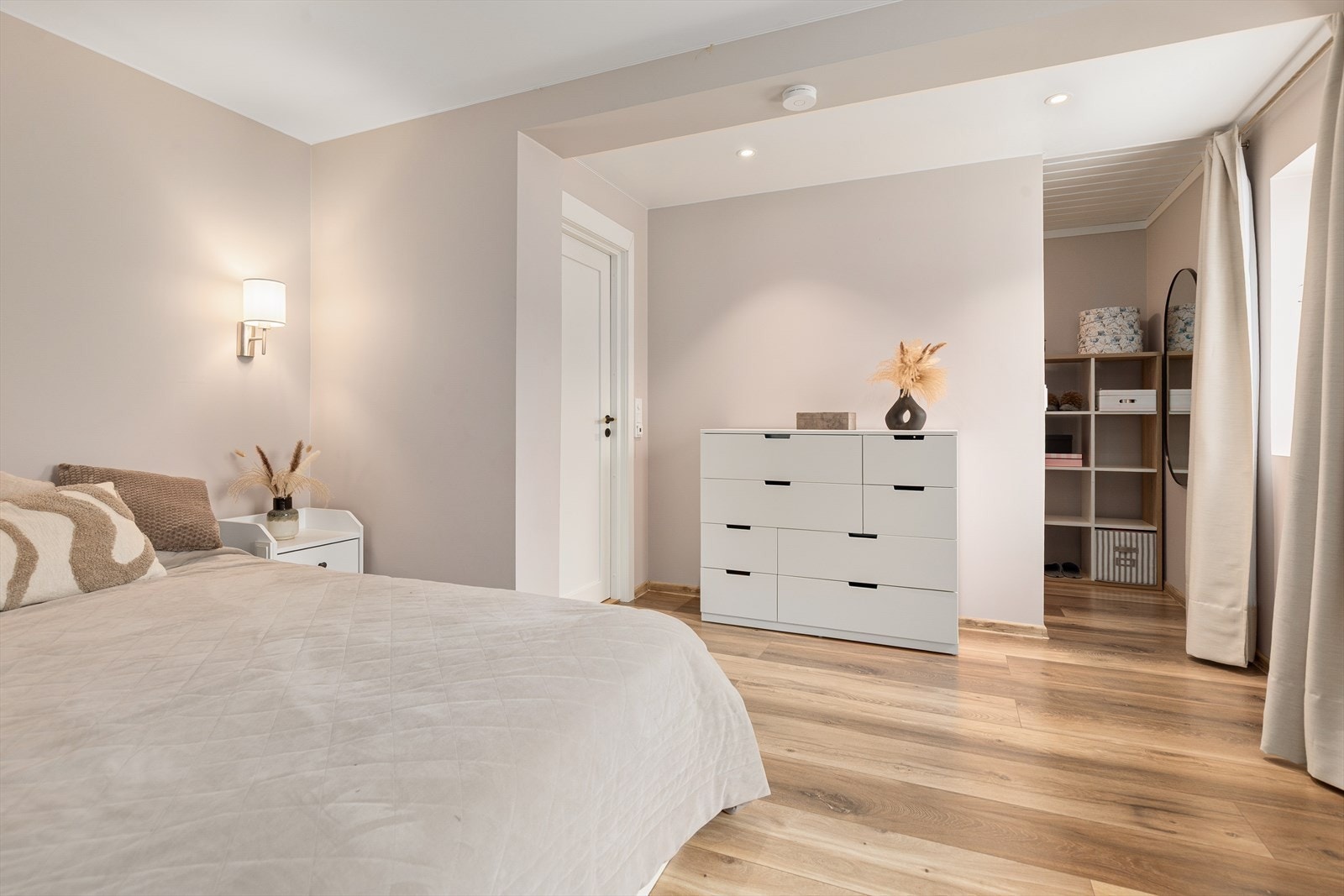 Dette var tidligere to soverom, men er omgjort til hovedsoverom med walk in closet Galleribilde