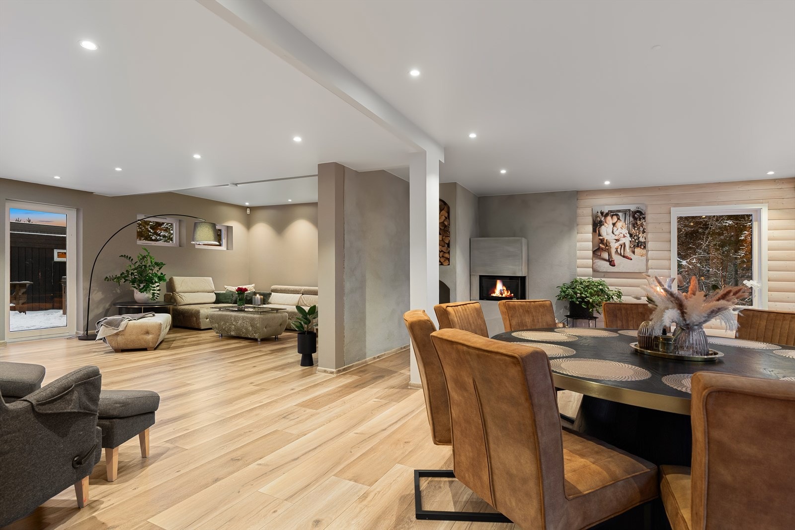 Stor og fin stue med gode møbleringsmuligheter Galleribilde