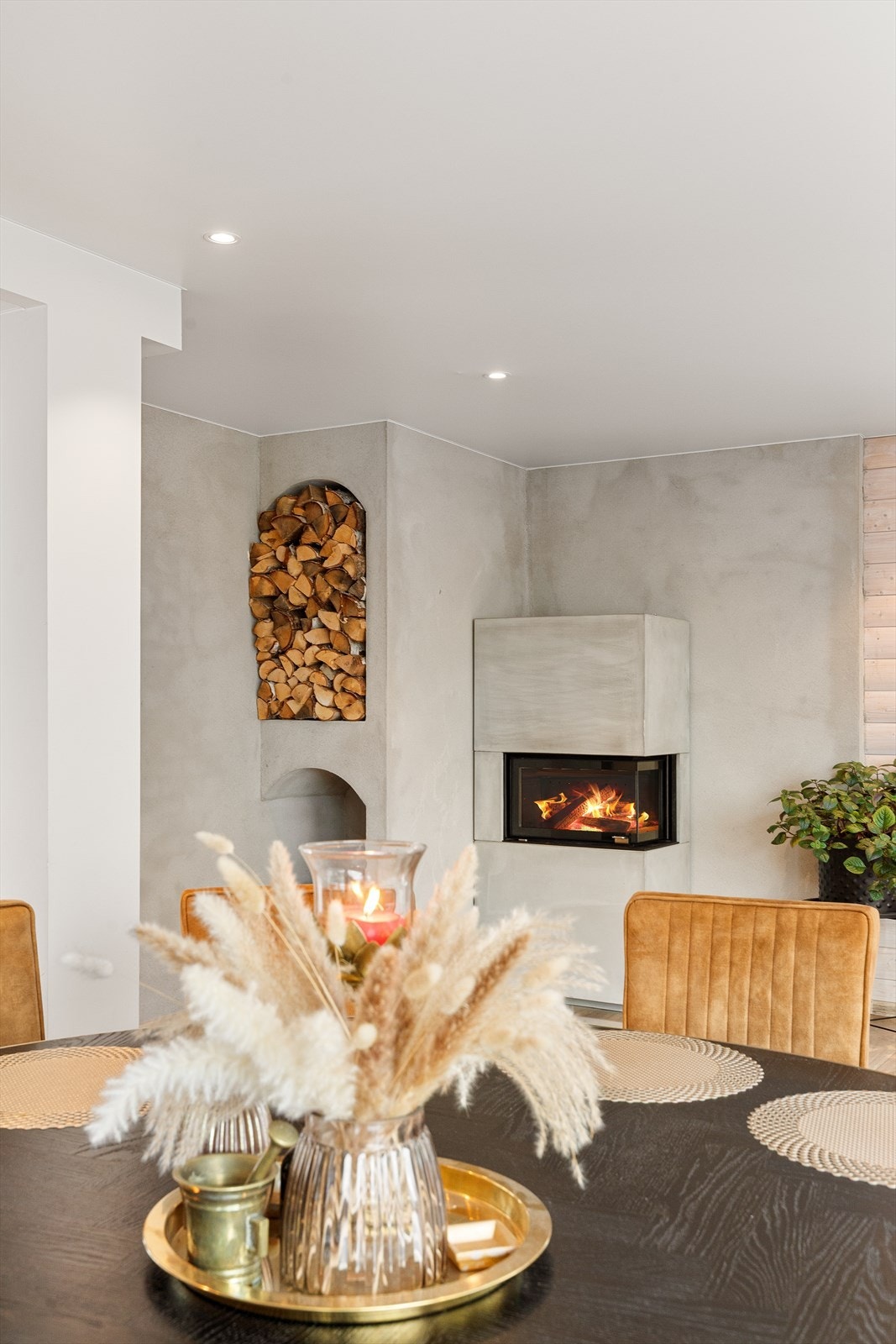 Flott peisovn gir en lun atmosfære til oppholdsrommet Galleribilde