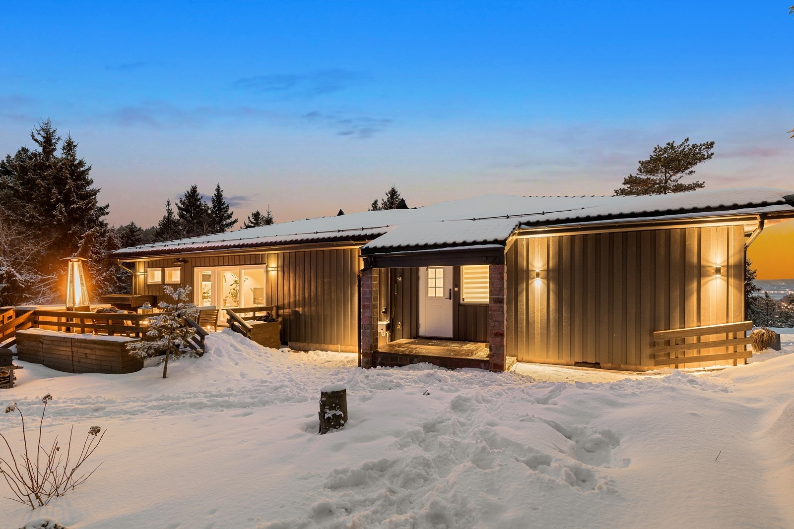 Boligen ligger helt innerst på feltet med og har en meget usjenert uteplass Galleribilde