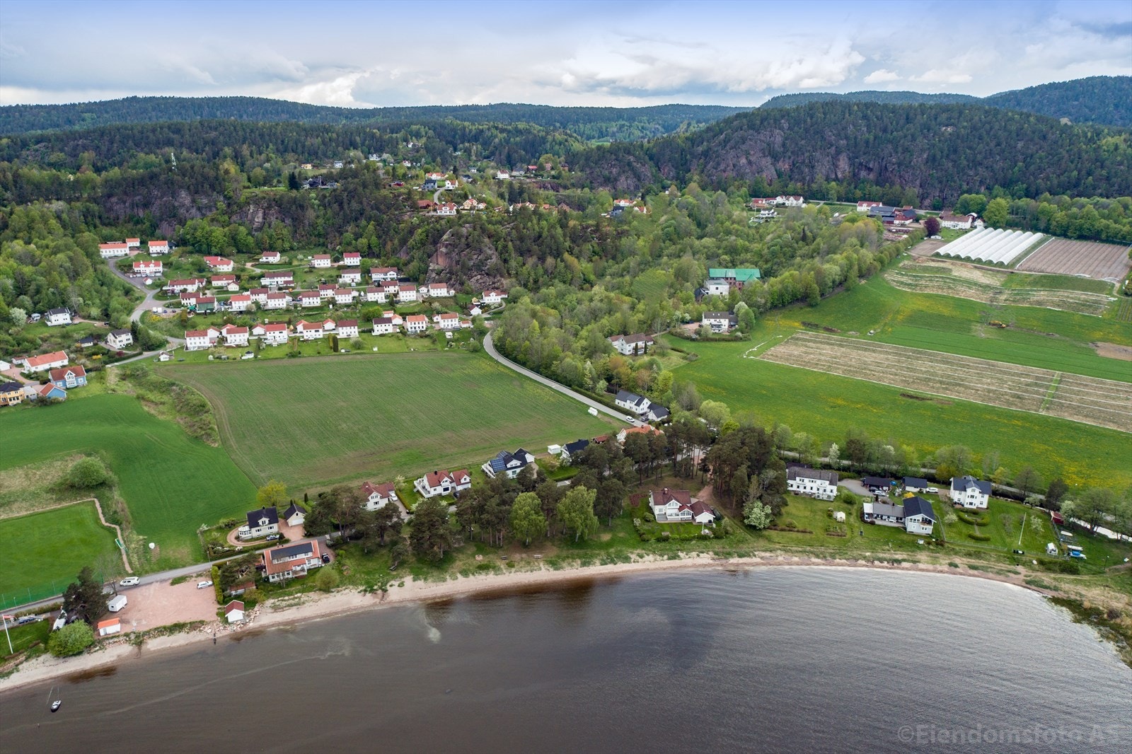 På sommerstid er det nærhet til flotte bademuligheter på Berger Galleribilde