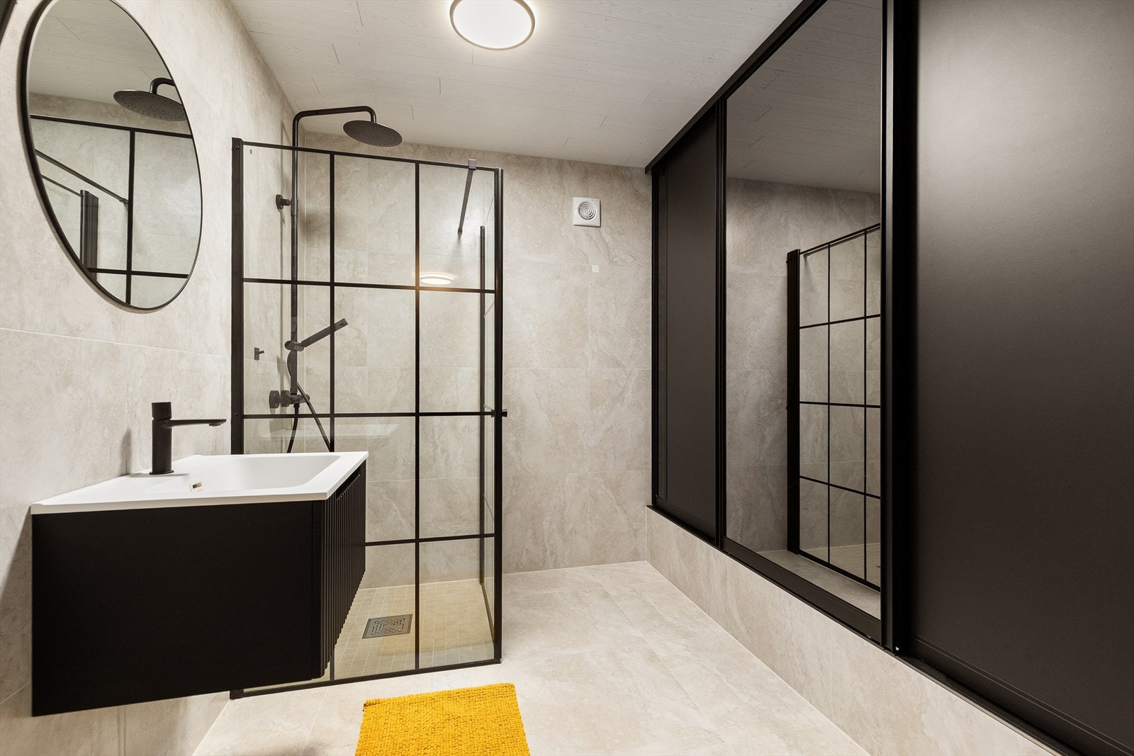 Pent bad fra 2022 med flislagte overflater og varmekabler i gulv Galleribilde