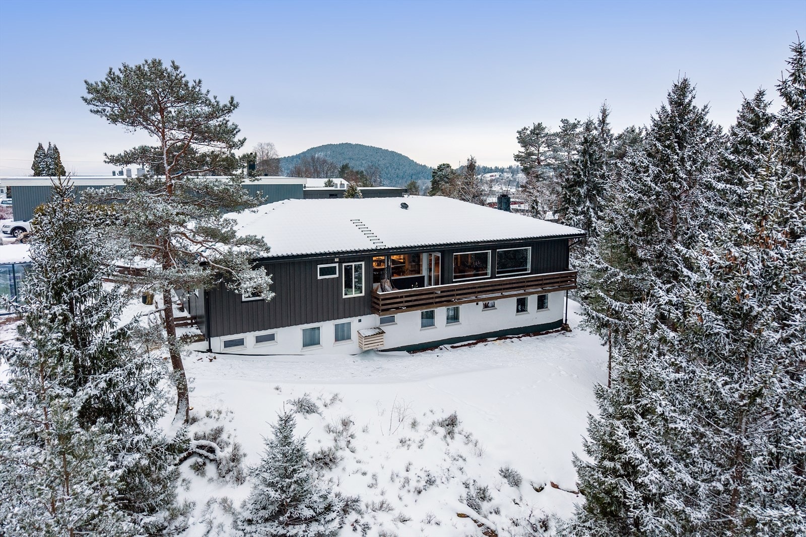 Boligen ligger fint til på feltet, i tilknytning til naturen Galleribilde