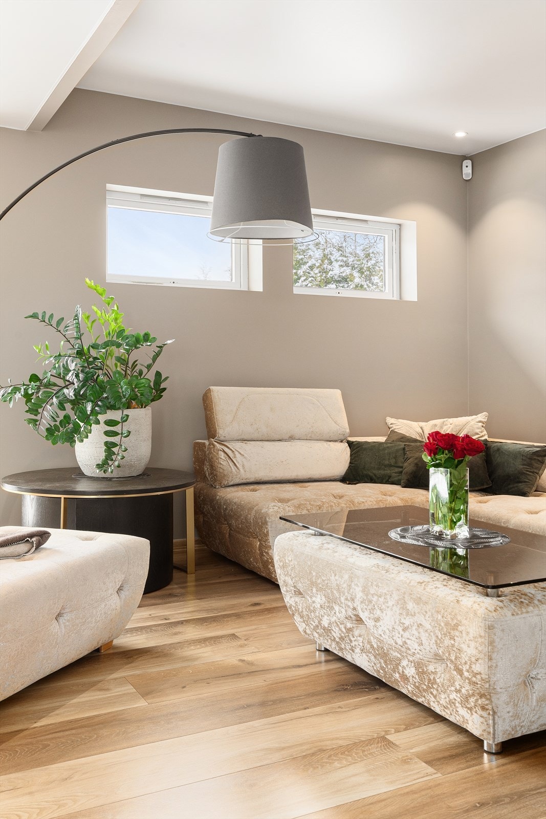 Det er innfelte downlights i tak for tilpasset belysning Galleribilde