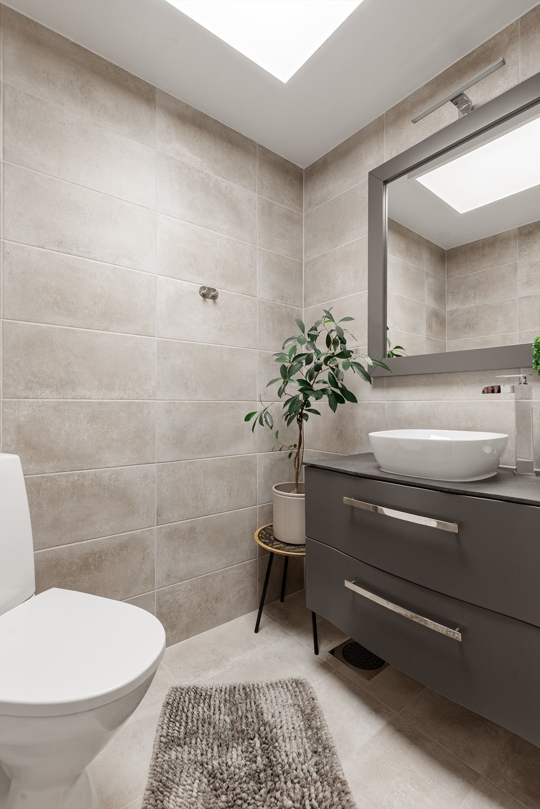 Gjestetoalett ved gangen ble oppusset i 2022 med lekre fliser og tidløs innredning Galleribilde