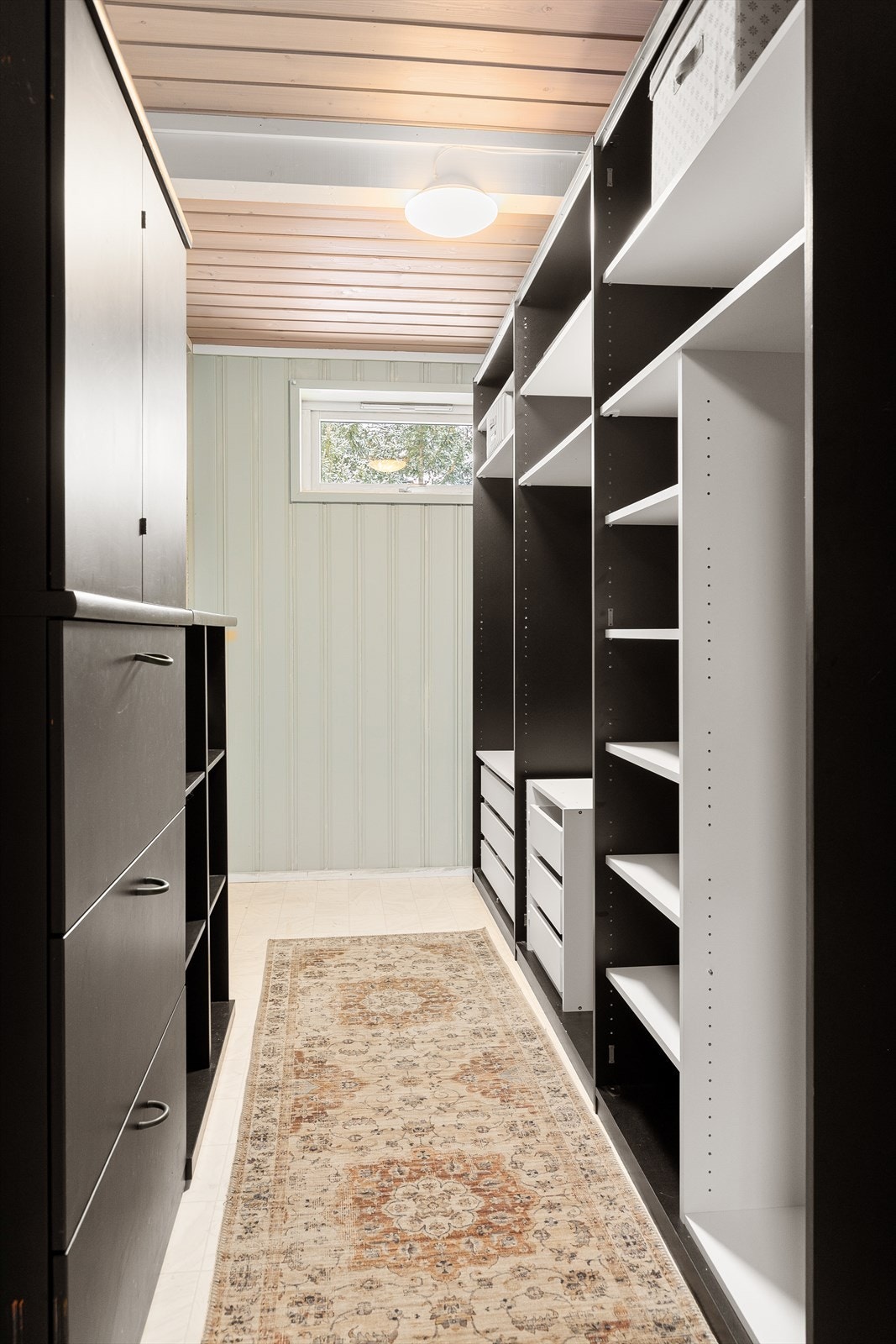 Bod innredet med rikelig garderobeløsning Galleribilde