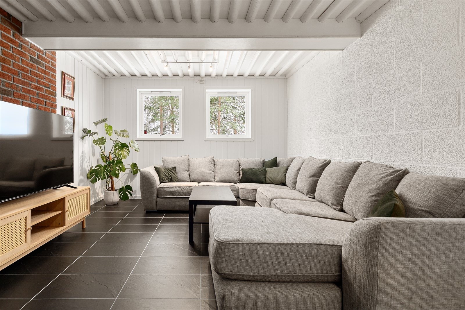 Rommet har flislagt gulv med varmekabler, samt peis Galleribilde