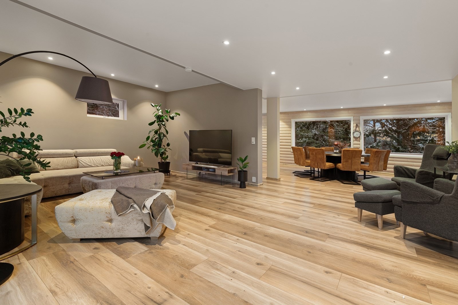 Oppholdsrommet er oppgradert med nytt laminatgulv, varme i gulv og slette vegger Galleribilde