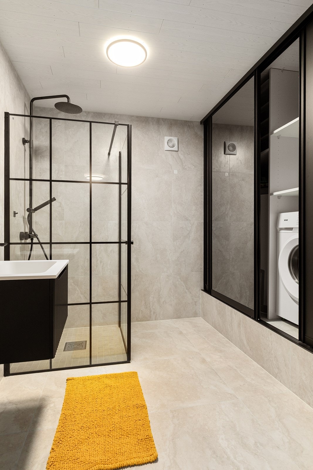 Praktisk skyvedørsgarderobe med nisje for vaskemaskin Galleribilde