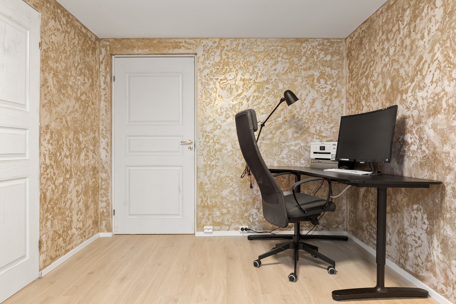 Gang med kontorplass Galleribilde