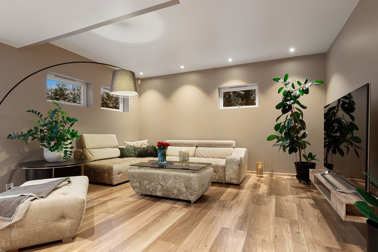 God plass for sofagruppe og tilhørende tv-møblement Galleribilde