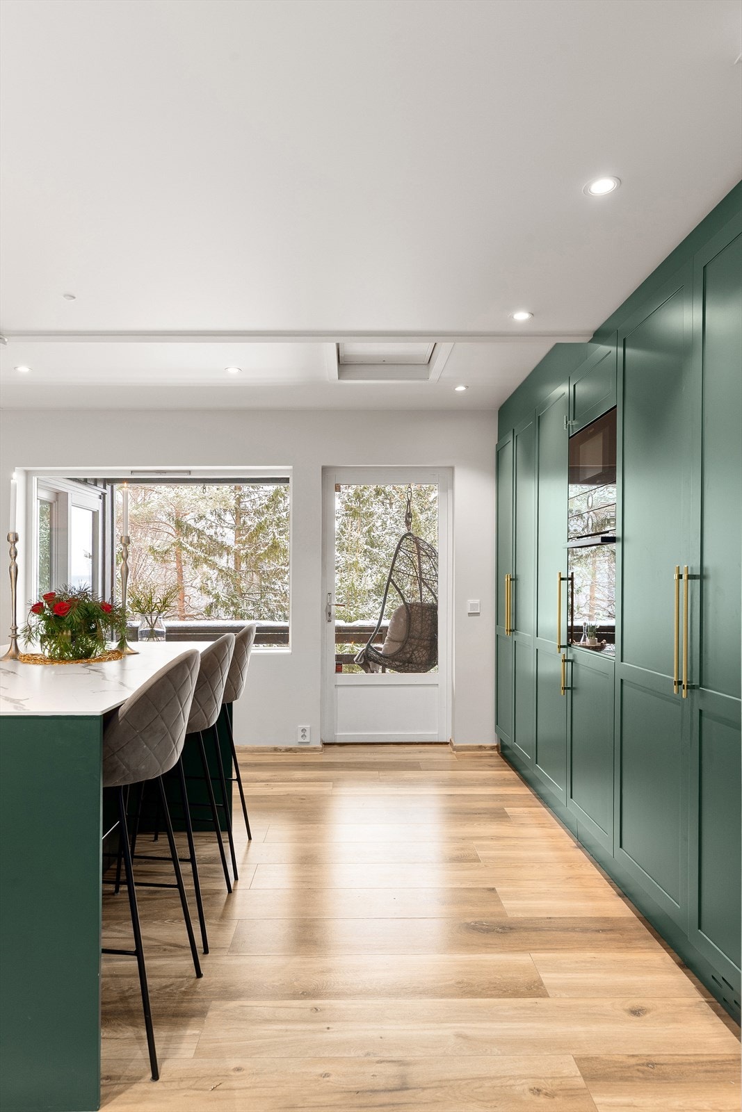 Lekkert og delikat kjøkken fra 2022 med profilerte fronter og benkeplate i laminat Galleribilde