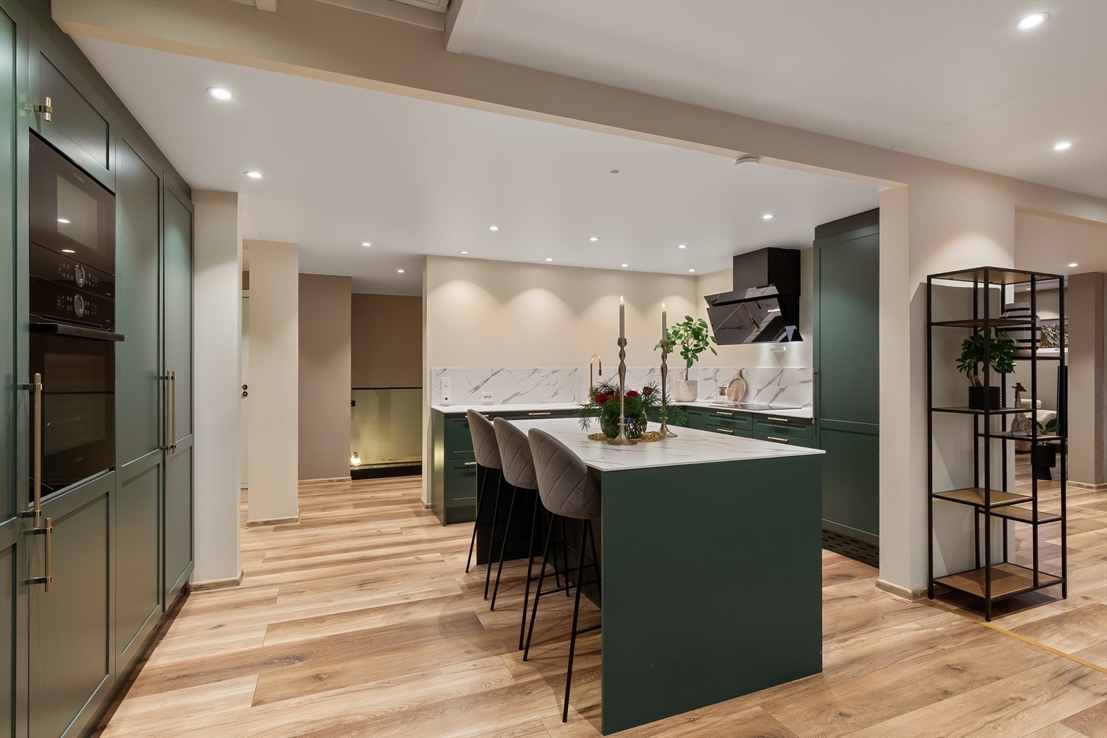 I tillegg er det praktisk kjøkkenøy med ytterligere oppbevaringsplass og sitteplass for tre Galleribilde