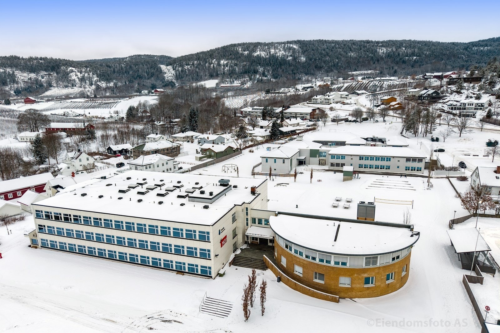 Boligen ligger også med nærhet til Svelvik ungdomsskole Galleribilde
