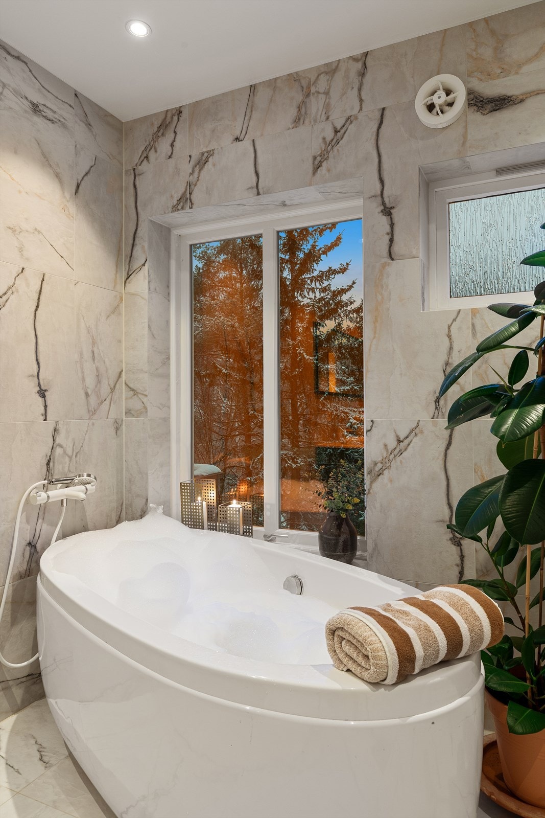 Her kan du nyte utsikten fra badekaret Galleribilde