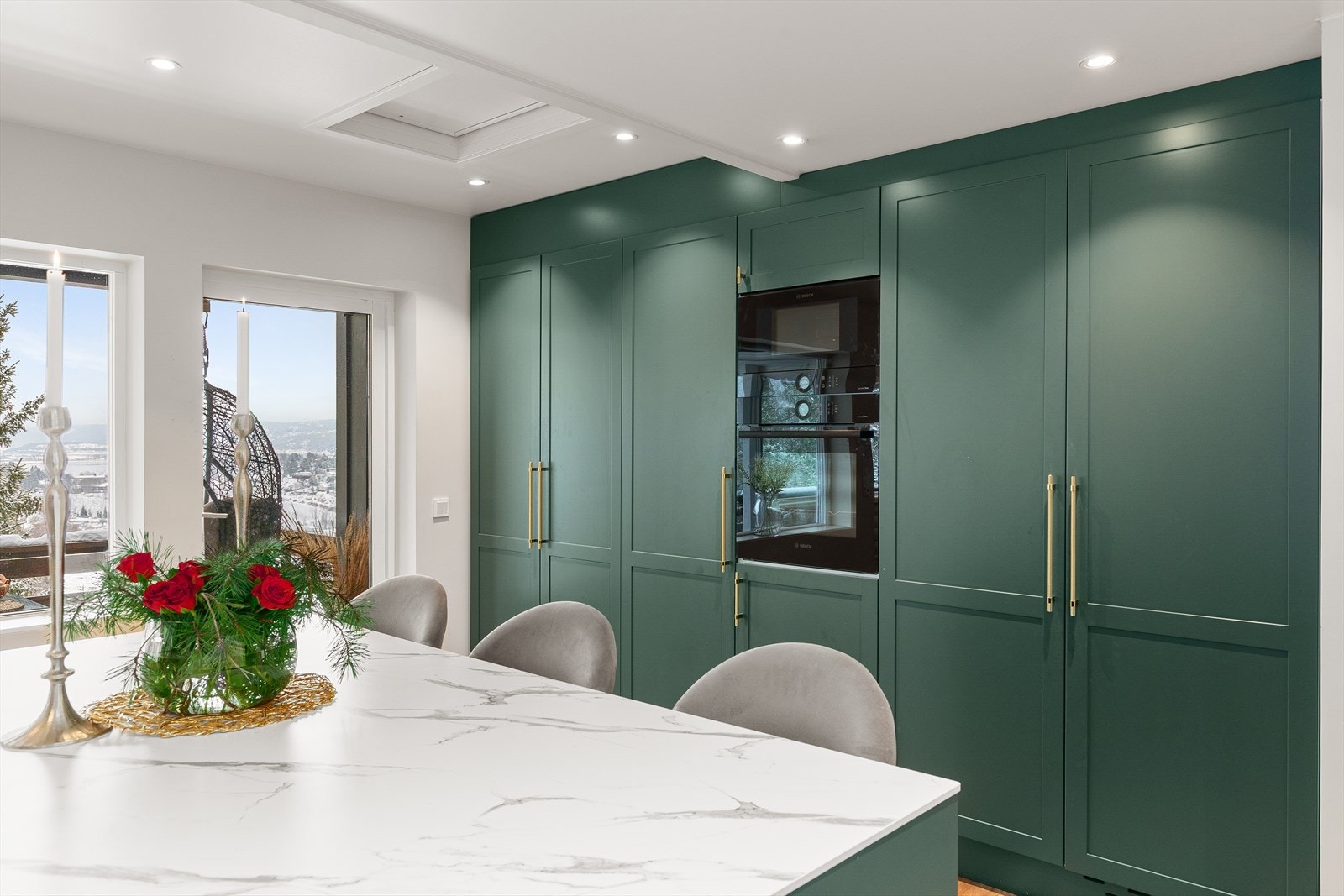 Kjøkkenet er meget romslig og innehar godt med både benke- og oppbevaringsplass i en god miks av skuffer og skap Galleribilde