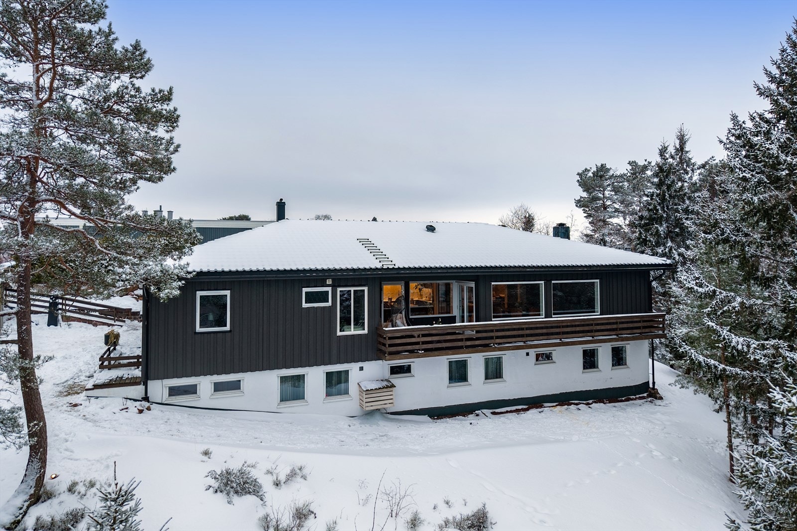 Huset er malt utvendig i nyere tid Galleribilde