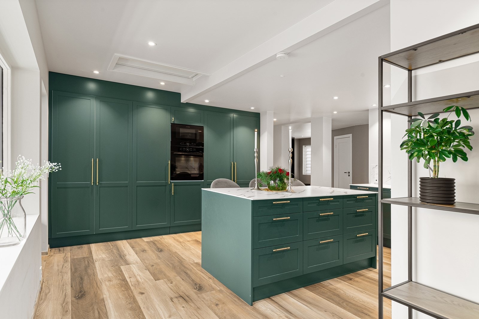 Kjøkkenet er utstyrt med integrerte hvitevarer som stekeovn, mikro, platetopp, kjøl/fryseskap og oppvaskmaskin Galleribilde