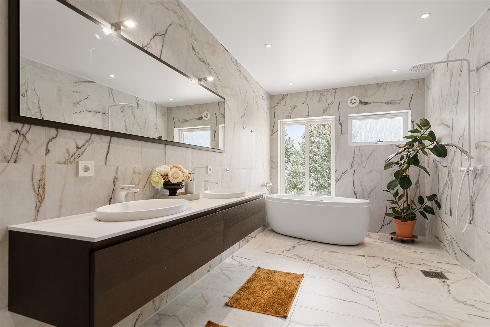 Romslig og delikat bad fra 2022 med flislagte overflater og varmekabler i gulv Galleribilde