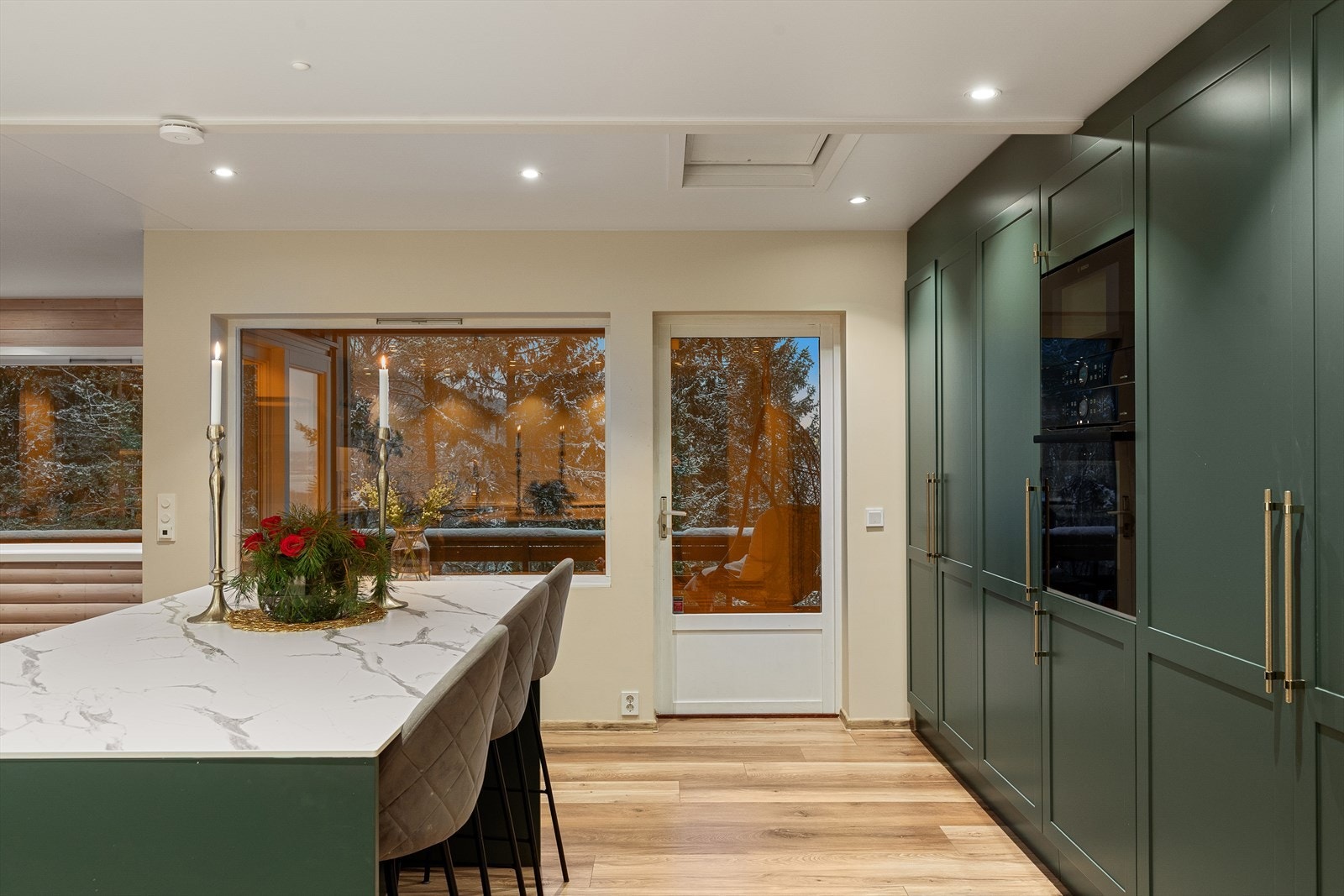 Fra kjøkkenet er det adkomst til flott veranda Galleribilde