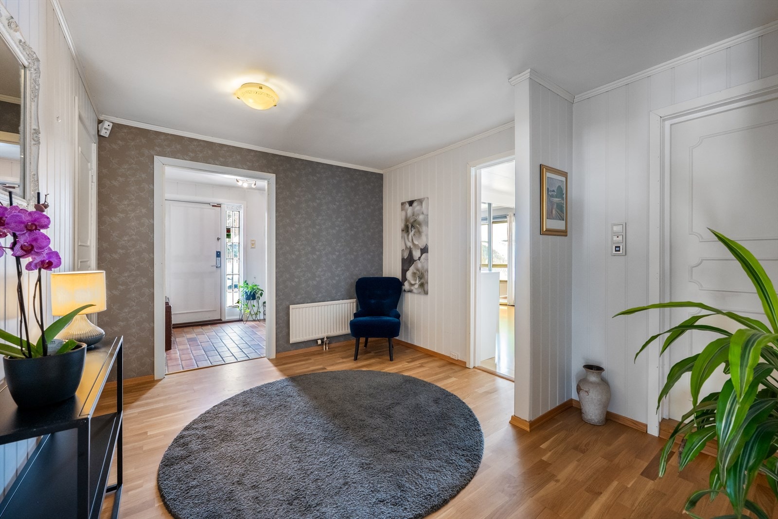 Hall med god plass til oppbevaring. Galleribilde