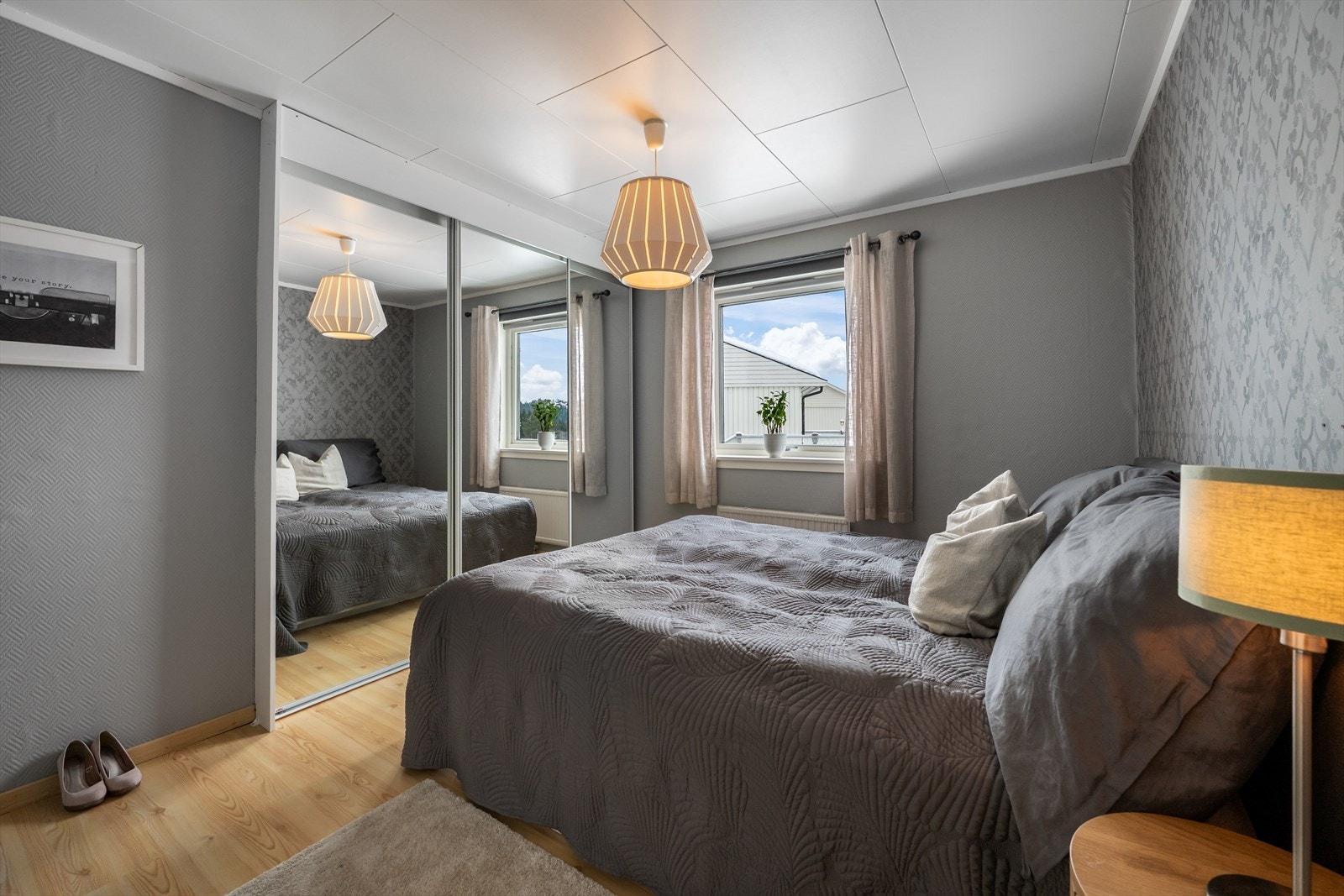 Soverom med skyvedørsgarderobe. Galleribilde