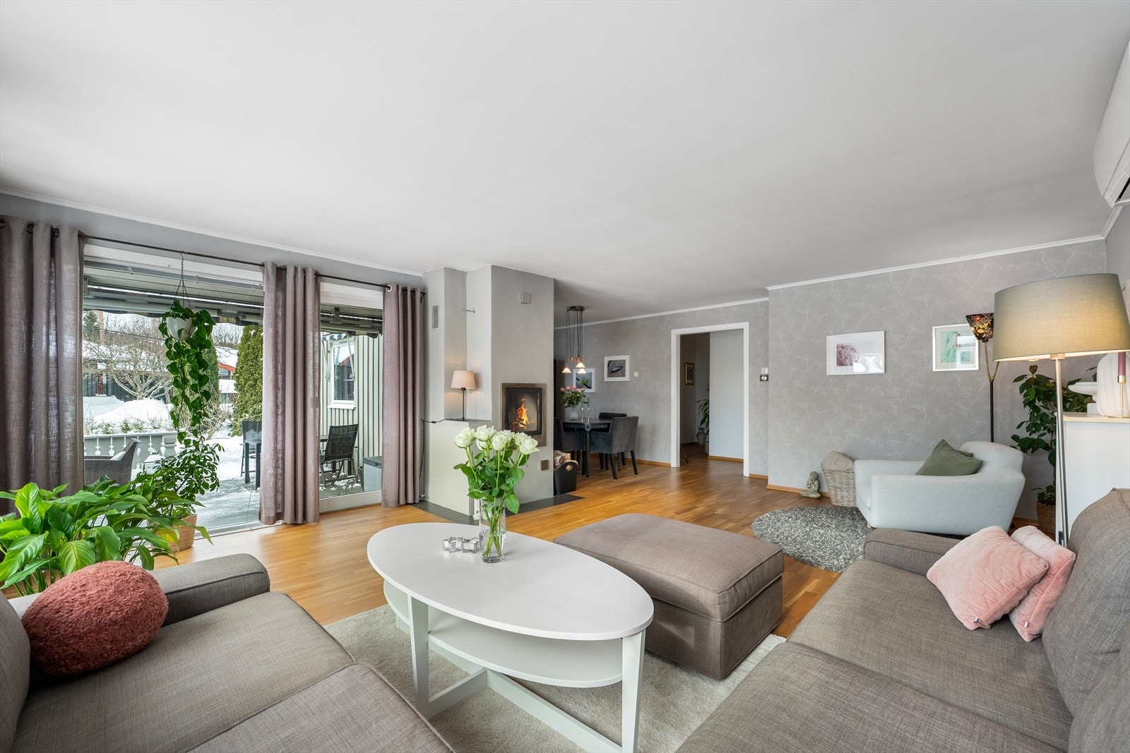 Det er god plass til både sofagruppe og spisestue. Ildsted i stuen som varmer godt på kaldere dager i tillegg til varmepumpe. Galleribilde