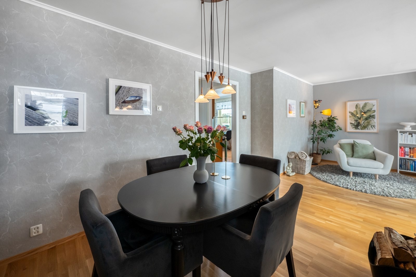 God plass til stort spisebord. Galleribilde