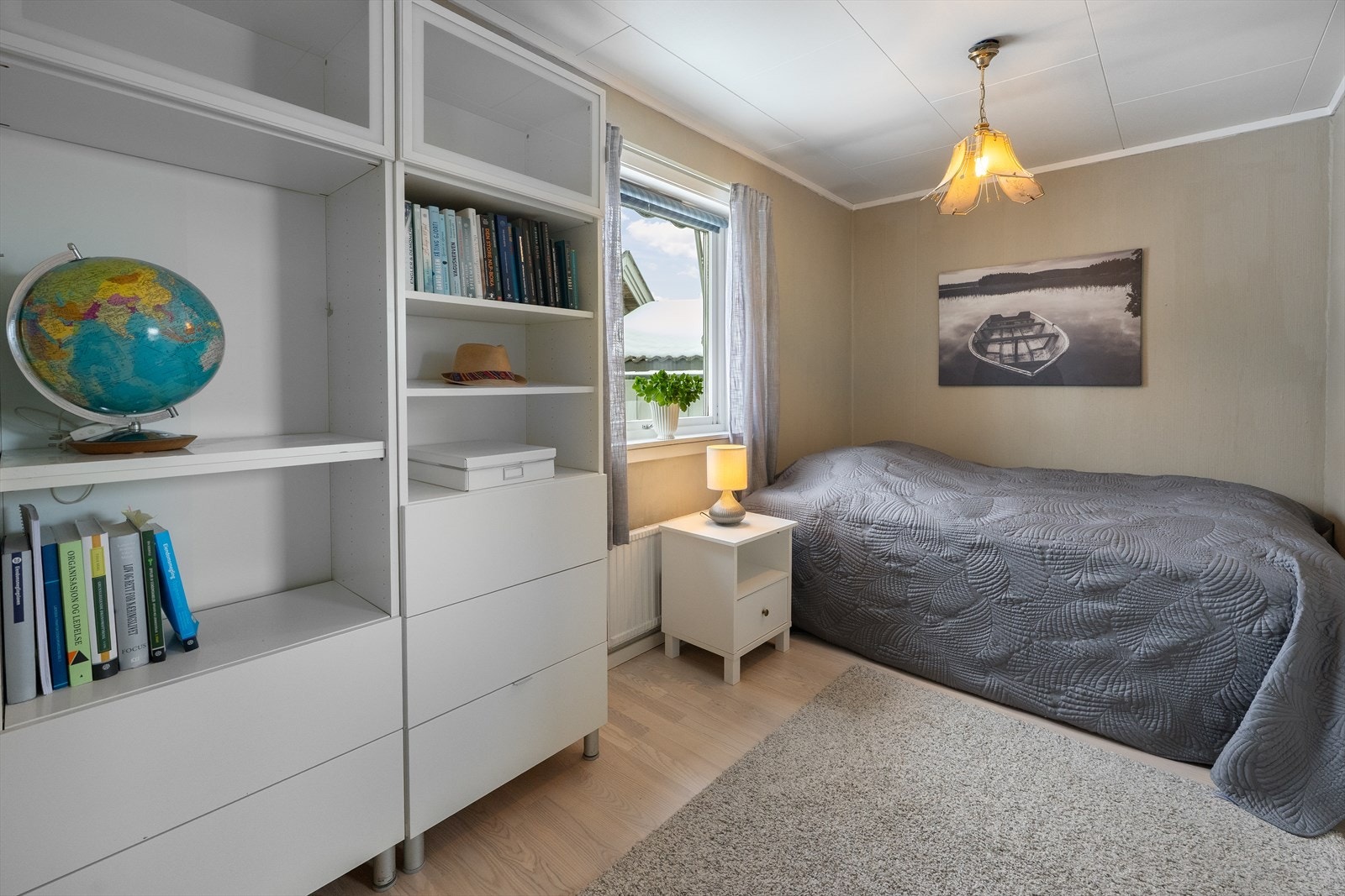 Soverom av god størrelse med plass til seng og annet ønskelig møblement. Galleribilde