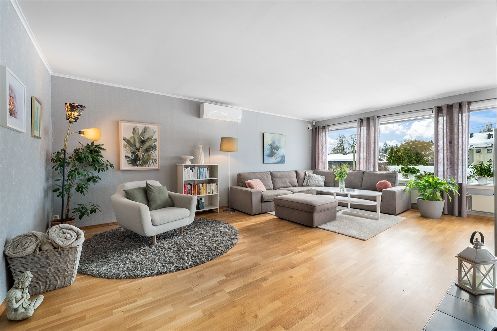 Stuen er lys og romslig med store vindusflater som slipper inn rikelig med naturlig lys. Galleribilde