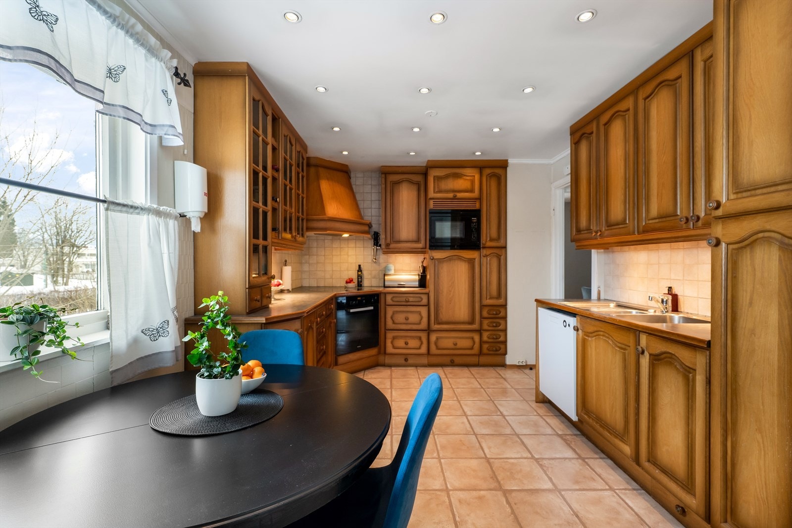 Det er god plass til spisebord på kjøkkenet. Galleribilde