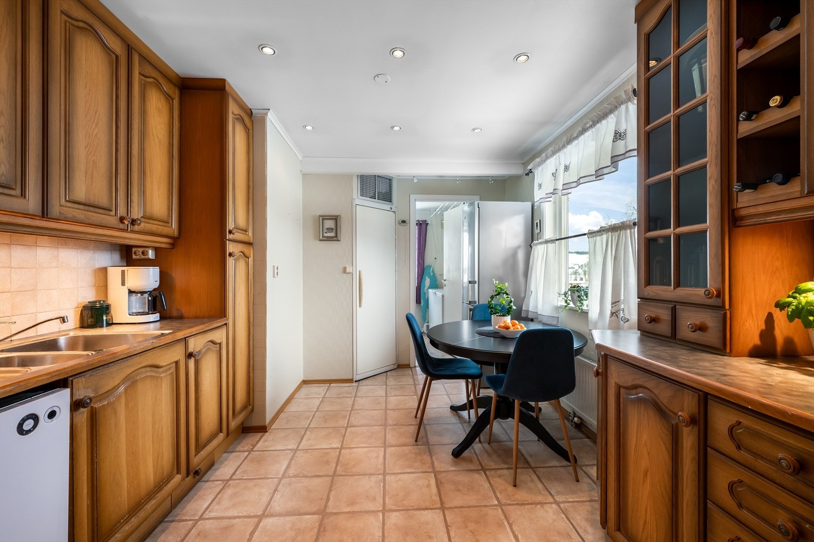 Kjøkken med spiseplass og kjølehjørne. Galleribilde