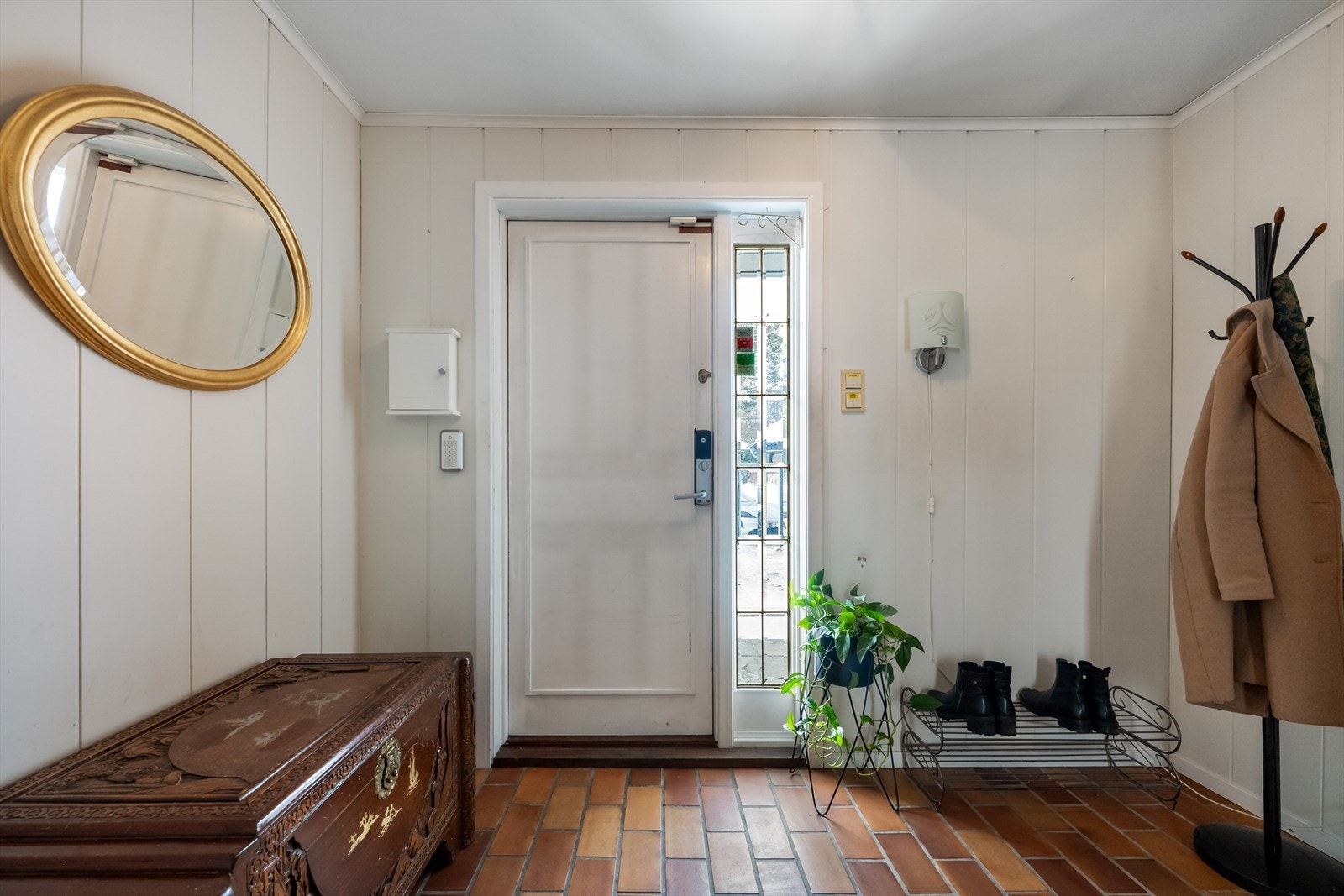 Lys og trivelig entré, velkommen inn! HEr er det montert Yale doorman med kodelås. Galleribilde